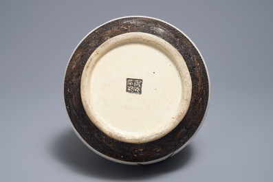 Un vase de forme hu en porcelaine de Chine famille verte dit &quot;de Nankin&quot;, 19&egrave;me