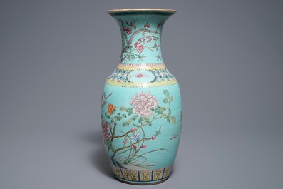 Een Chinese famille rose vaas met turquoise fondkleur, 19e eeuw