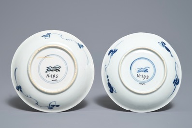 Une paire de tasses et soucoupes en porcelaine de Chine bleu et blanc aux marques Johanneum, Kangxi