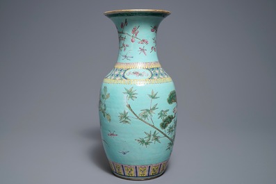 Un vase en porcelaine de Chine famille rose sur fond turquoise, 19&egrave;me