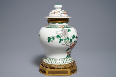 Un vase couvert en porcelaine de Chine famille verte &agrave; monture en bronze dor&eacute;, 19&egrave;me
