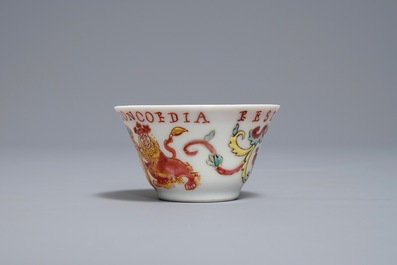 Une tasse et soucoupe en porcelaine de Chine famille rose armori&eacute; pour le VOC, dat&eacute;e 1728, Yongzheng