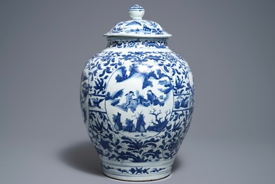 Een grote Chinese blauwwitte dekselvaas met figuratieve medaillons, Wanli, Ming
