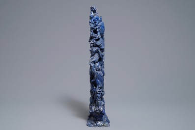 Een grote Chinese figuur van Guanyin in lapis lazuli, 20e eeuw