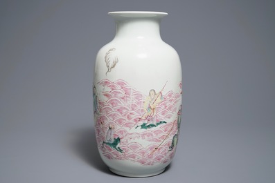 Un vase en porcelaine de Chine famille rose &agrave; d&eacute;cor d'Immortels, R&eacute;publique, 20&egrave;me