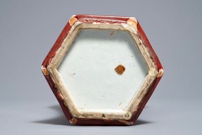 Un vase de forme meiping hexagonale en porcelaine de Chine sang de boeuf monochrome, 19&egrave;me
