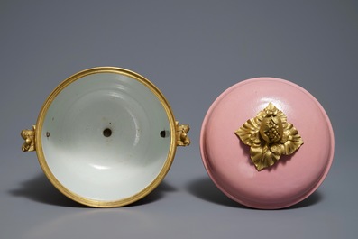 Un bol couvert mont&eacute; en bronze dor&eacute; en porcelaine rose monochrome, Samson, Paris, 19&egrave;me