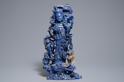 Een grote Chinese figuur van Guanyin in lapis lazuli, 20e eeuw