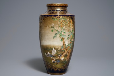 Un vase &agrave; d&eacute;cor d'oiseaux et canards en porcelaine de Japon, marque de Kinkozan, Satsuma, Meiji, 19&egrave;me