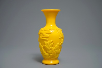 Een Chinese vaas met opgelegd decor in geel Peking glas, Qianlong merk, 19/20e eeuw