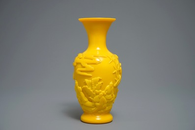 A Chinese yellow Beijing glass vase with figures, Qianlong mark, 19/20th C.