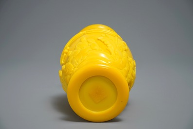 Een Chinese vaas met opgelegd decor in geel Peking glas, Qianlong merk, 19/20e eeuw