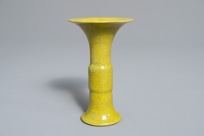 Un petit vase de forme gu en porcelaine de Japon jaune monochrome et craquel&eacute;, Awaiji, Edo, 19&egrave;me