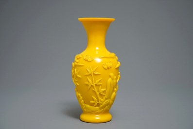 A Chinese yellow Beijing glass vase with figures, Qianlong mark, 19/20th C.