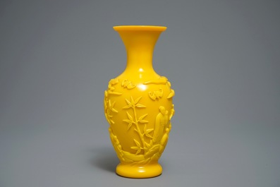 Un vase en verre jaune de P&eacute;kin, Chine, marque de Qianlong, 19/20&egrave;me