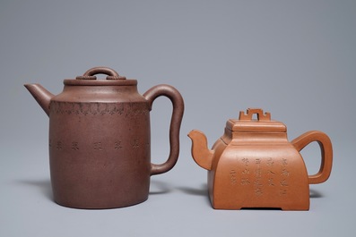 Twee Chinese Yixing steengoed theepotten, Republiek, 20e eeuw