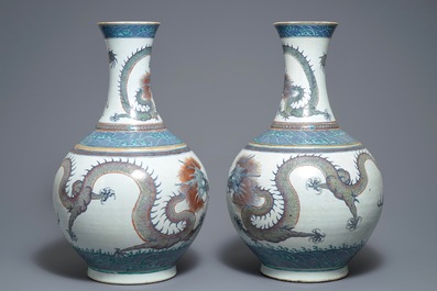 Une paire de vases de forme bouteille en porcelaine de Chine doucai, marque de Qianlong, 19&egrave;me
