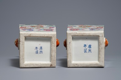 Een paar vierkante Chinese famille rose vazen, 19e eeuw