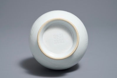 Un vase en porcelaine blanc de Chine &agrave; d&eacute;cor incis&eacute; de dragons, marque de Qianlong, 19/20&egrave;me
