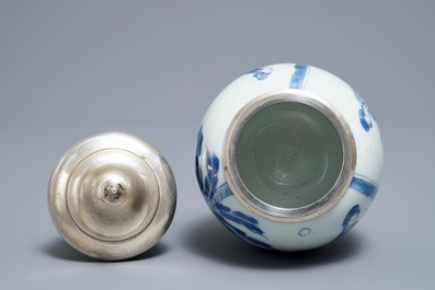 Een Chinese blauwwitte theebus met zilveren montuur en deksel, Kangxi