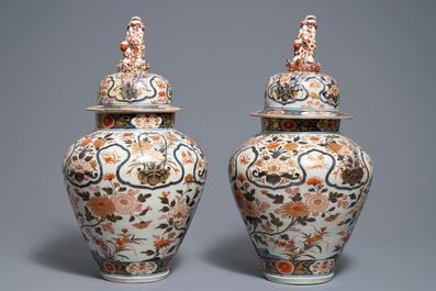 A pair of Japanese Imari vases and covers with floral design, Edo, 17th C.