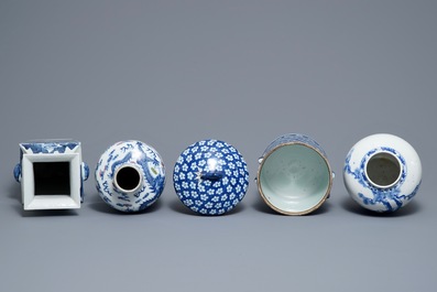 Three Chinese blue and white vases and a jar and cover, 19/20th C.