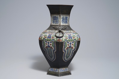 Een Chinese bronzen champlev&eacute; email vaas in archa&iuml;sche stijl, 19e eeuw