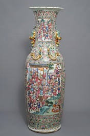 Een kapitale Chinese famille rose vaas met een hofsc&egrave;ne, 19e eeuw