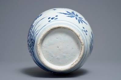 Een Chinese blauwwitte pot met bloemen en vogels, Transitie periode