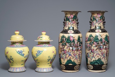 Twee paar Chinese famille rose vazen, 19e eeuw