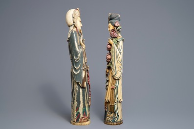 Een paar grote Chinese polychrome ivoren figuren op houten sokkels, 19e eeuw