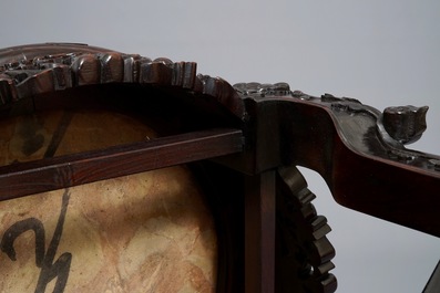 Un socle en bois sculpt&eacute;, marbre et incrustations de nacre, Chine, 19/20&egrave;me