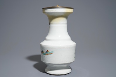 Un vase en porcelaine de Chine famille rose &agrave; d&eacute;cor d'Immortels, Yongzheng