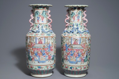 Une paire de vases en porcelaine de Chine famille rose aux anses en forme de dragons, 19&egrave;me