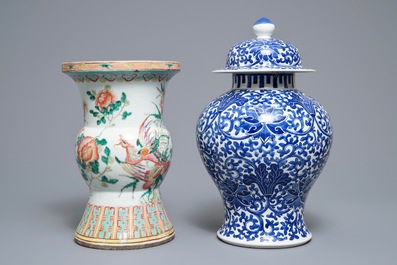 Twee vazen en een schotel in Chinees blauwwit en famille rose porselein, 19e eeuw