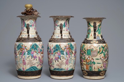 Drie Chinese Nanking craquel&eacute; famille rose vazen, 19e eeuw