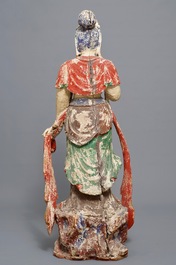 Une grande figure de Guanyin en bois sculpt&eacute; et polychrom&eacute;, Chine, 18/19&egrave;me
