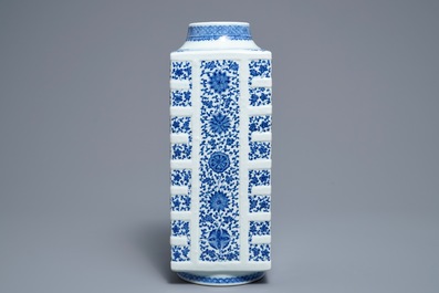 Un vase de forme cong en porcelaine de Chine bleu et blanc, marque de Qianlong, 19/20&egrave;me
