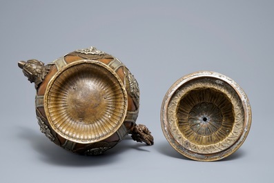 Une th&eacute;i&egrave;re et son couvercle en cuivre et argent, Tibet, 19&egrave;me