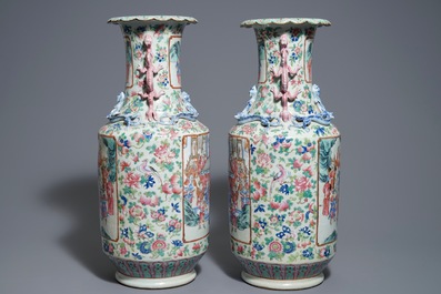 Une paire de vases en porcelaine de Chine famille rose aux anses en forme de dragons, 19&egrave;me