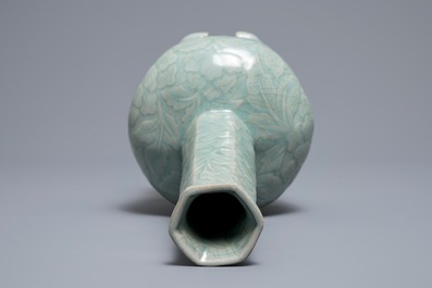 Een Koreaanse celadon vaas met onderglazuur floraal decor, Goryeo of later