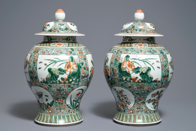 A pair of Chinese famille verte vases and covers with floral design, 19/20th C.