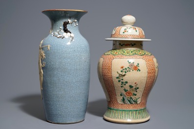 Twee Chinese Nanking vazen met craquel&eacute; glazuur, 19e eeuw