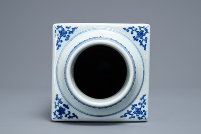A Chinese blue and white cong vase with floral design, Qianlong mark, 19/20th C.