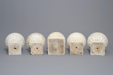 Vijf Italiaanse marmeren 'Medici' vazen, 19e eeuw