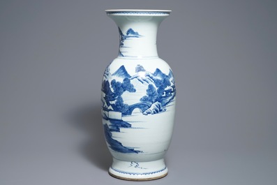 Un vase en porcelaine de Chine bleu et blanc &agrave; d&eacute;cor d'un paysage, 19&egrave;me