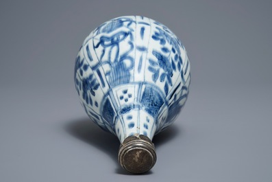 Un vase en porcelaine de Chine bleu et blanc &agrave; monture en argent, Wanli