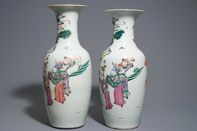 Een paar Chinese famille rose vazen met figuren, 19e eeuw