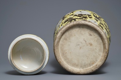 Un grand vase couvert en porcelaine de Chine de style Dayazhai, 19&egrave;me