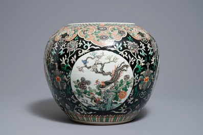 Une jardini&egrave;re en porcelaine de Chine famille noire sur socle en bois, 19&egrave;me